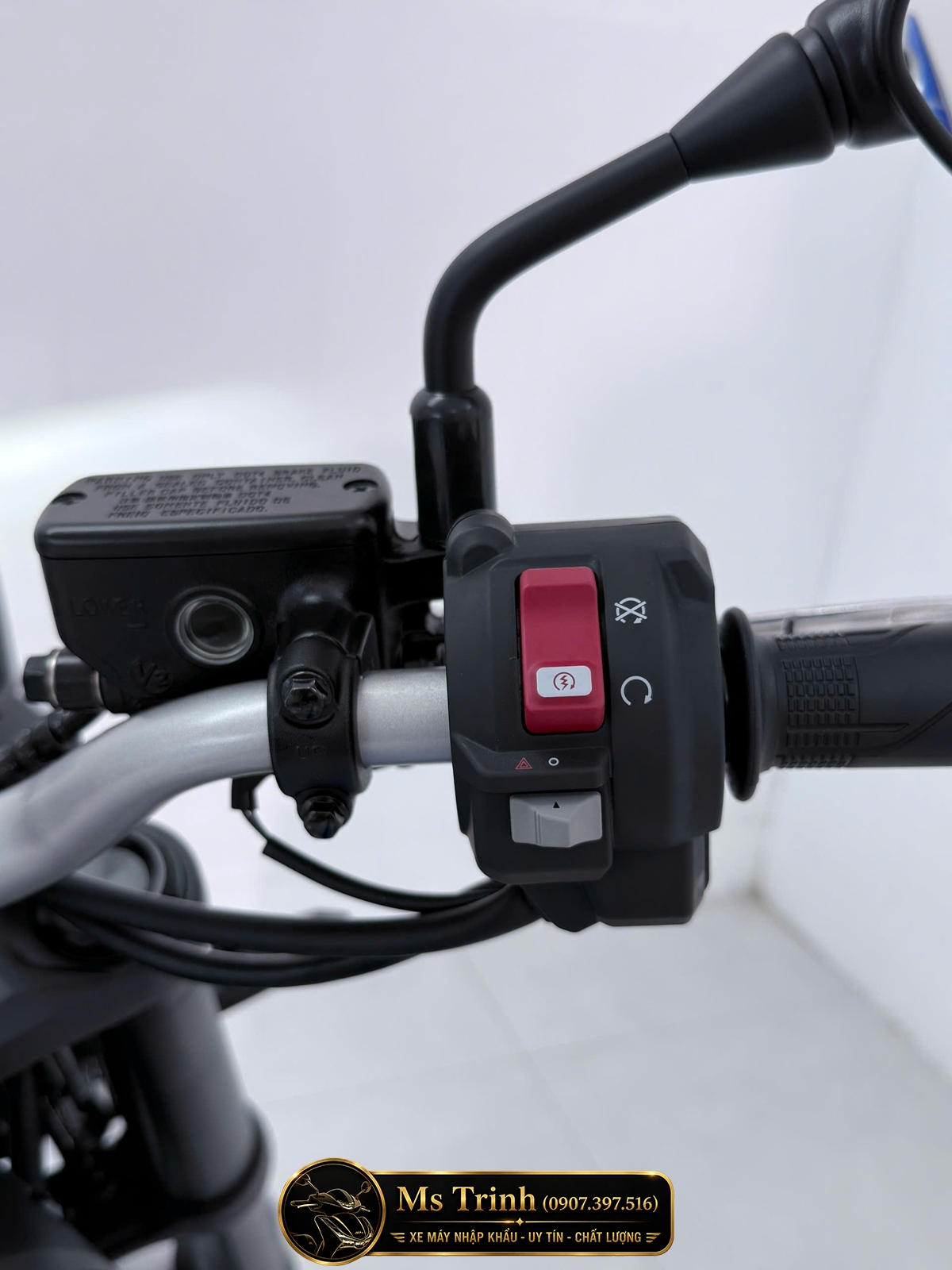 Cụm công tắc phải Honda CB500 Super Four 2026 tích hợp đề nổ và ngắt động cơ nhanh